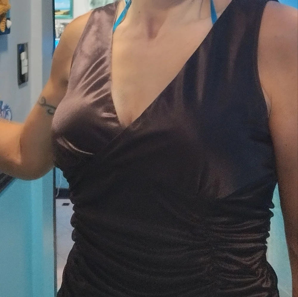 Beautiful form fitting top - Picture 7 of 14